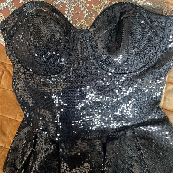 Bebe black sequin bustier with peplum edge size Medium Pre-owned - Picture 2 of 5